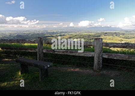 Neuseeland, Rastplatz Picknickbank mit Blick auf wunderschöne Landschaft und Natur Stockfoto