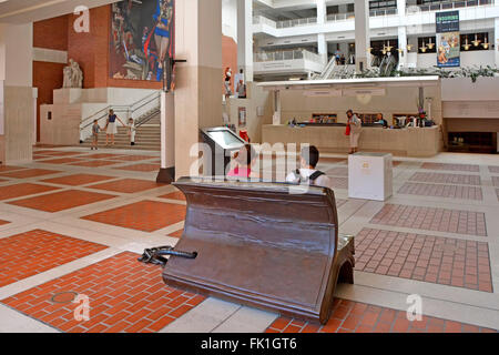 British Library Innenraum Haupteingang Foyer und Informationen für Ausflüge in die Nationalbibliothek des Vereinigten Königreichs Camden London England UK Stockfoto