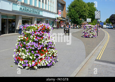 Brentwood Stadtzentrum shopping High Street breiten Bürgersteig mit Sommerblume vor Marks & Spencer Shop Blumen durch Gemeinderat anzeigen Stockfoto