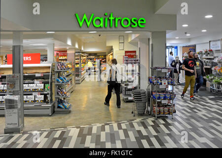 Waitrose Supermarkt Innenansicht einer kleinen Filiale in der Flotte Welcome Break Autobahnraststätte auf der Autobahn M3 in Hampshire, England UK Stockfoto