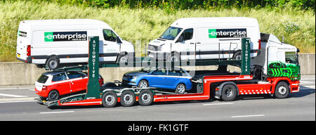 Autotransporter Anhänger hinter Eddie Stobart LKW LKW LKW gemischte Ladung einschließlich Enterprise vans English UK Autobahn entlangfahren artikuliert Stockfoto