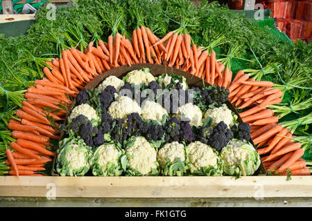 Karotten Blumenkohl & Brokkoli angeordnet als bunte 5 eine Tag Gemüse Werbe Display auf Wagen vor Eingang zum Shop Essex England UK auf dem Bauernhof Stockfoto