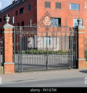 Brentwood School Essex England UK aus der Nähe Doppelschultor Haupteingang zur Vorderseite der Privatschule mit Schulwappen - siehe Alamy FK1GTK Stockfoto