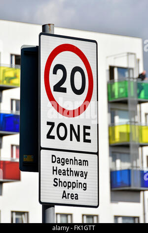 20 km/h Höchstgeschwindigkeit Zeichen für die Dagenham Heathway Shopping Area im London Borough of Barking und Dagenham England UK Stockfoto