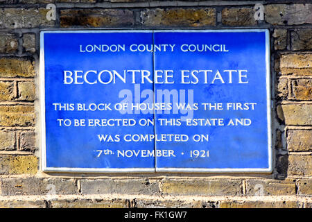 Becontree ersten Block der Häuser auf der LCC Becontree Estate 1921 errichtet werden aufgezeichnet auf LCC blaue Plakette jetzt in Barking und Dagenham Stockfoto