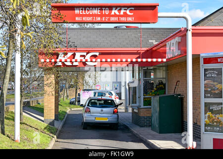 KFC Fast Food fährt durch die Fahrspur mit dem Kunden im Auto beim Bestellen des Fensters und überreicht das Pad der Ladekarte verdeckt das Nummernschild East London England UK Stockfoto