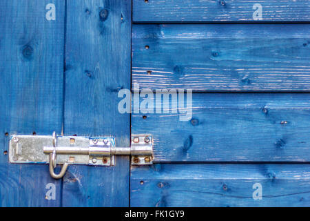 Holztür und Sperre Stockfoto