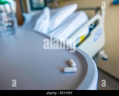 Zimmer mit Bett und Medikamente im Krankenhaus Stockfoto