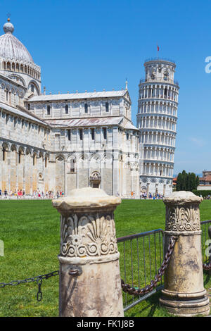 Pisa, Provinz Pisa, Toskana, Italien.  Der schiefe Turm von Pisa in der Campo dei Miracoli oder Feld der Wunder. Stockfoto
