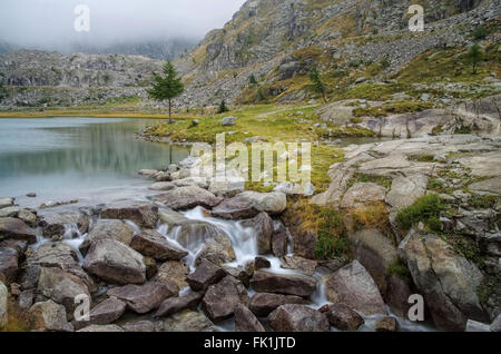 Cornisello See Und Wasserfall - Cornisello See und Wasserfall in Dolomiten, Alpen Stockfoto