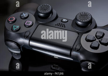 Eine Sony Playstation 4 Controller vor schwarzem Hintergrund Stockfoto