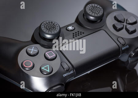 Eine Sony Playstation 4 Controller vor schwarzem Hintergrund Stockfoto