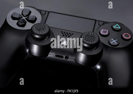 Eine Sony Playstation 4 Controller vor schwarzem Hintergrund Stockfoto