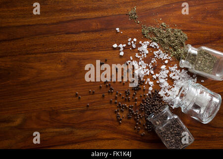 Salz und Pfeffer auf Holztisch Stockfoto