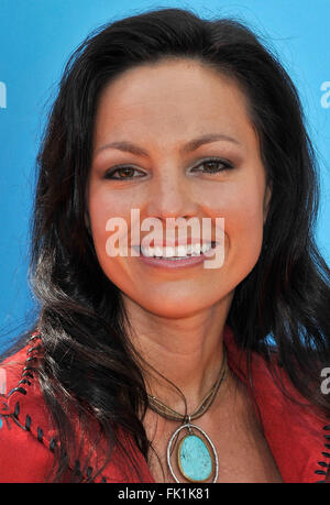 4. März 2015 - Datei - JOEY MARTIN FEEK, die Hälfte des Landes Duo Joey + Rory, starb am Freitag nach einem Kampf gegen Gebärmutterhalskrebs, ihr Mann auf Facebook angekündigt. Sie war 40 Jahre alt. "meine Frau größte Traum wurde wahr heute" Rory Feek schrieb. "sie ist im Himmel." Rory Feek sagte, seine Frau starb etwa 14:30 mit ihrer Familie um sie herum in einem Haus in Indiana. Im Bild: 18. April 2010 kommt - Las Vegas, Nevada, USA - Musiker Joey Martin Feek Joey + Rory an der 45. Academy of County Music Awards-Zeremonie in der MGM Grand Garden Arena. (Kredit-Bild: © David Becker/ZUMApress.com) Stockfoto