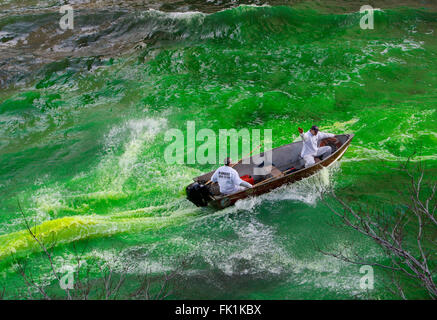 Chicago River wird von Mitgliedern der Chicago Klempner Union grün für die jährliche St. Patricks Day Feier gefärbt. Stockfoto