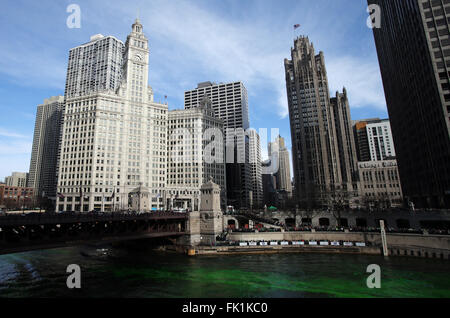 Chicago River wird von Mitgliedern der Chicago Klempner Union grün für die jährliche St. Patricks Day Feier gefärbt. Stockfoto