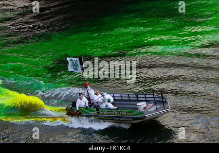 Chicago River wird von Mitgliedern der Chicago Klempner Union grün für die jährliche St. Patricks Day Feier gefärbt. Stockfoto