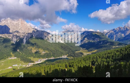 Misurinasee Und Monte Cristallo in Den Italienischen Dolomiten - Misurina See und Monte Cristallo in italienischen Dolomiten Stockfoto