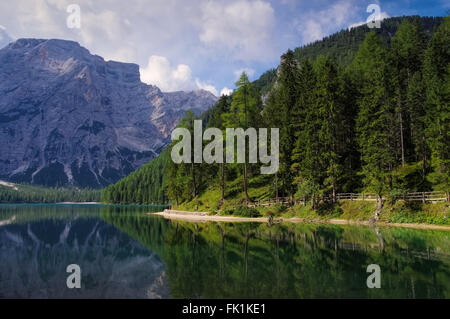 Pragser Wildsee in Den Dolomiten - See Prags in italienischen Alpen Stockfoto