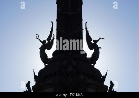 Silhouette des geflügelten Siege Detail am Sockel des Kolumbus-Denkmal in Barcelona Stockfoto