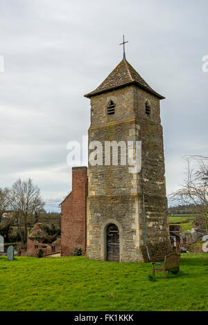 Alles was der St. Oswald Kirche in Lassington, in der Nähe von Highnam, Gloucestershire übrig bleibt ist der Turm. Stockfoto