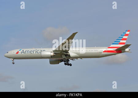 American Airlines Boeing 777-300ER N724AN Landung am Flughafen London Heathrow, Vereinigtes Königreich Stockfoto