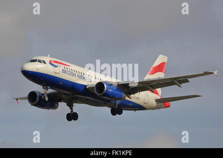 British Airways Airbus A319-131 G-EUPX landet auf dem Flughafen London Heathrow, Vereinigtes Königreich Stockfoto