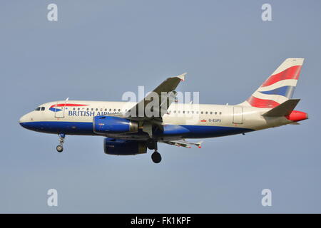 British Airways Airbus A319-131 G-EUPX Landung in Heathrow Stockfoto