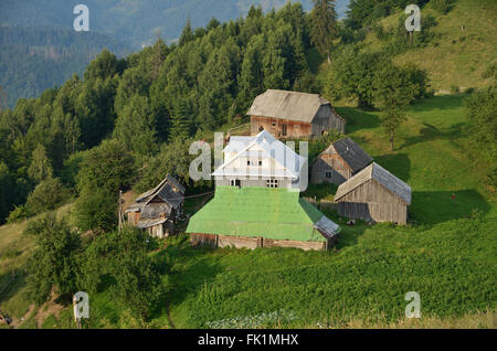 Hof am grünen Hang in Karpatengipfel Stockfoto