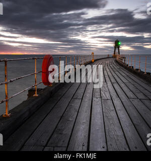 North Yorkshire Küste Foto von Whitby Hafen in der Abenddämmerung Blick auf das Meer entlang der West Pier Verlängerung 1912 erbaute genommen Stockfoto