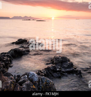 Sonnenuntergang in der Nähe von Portnaluchaig auf Loch Nan Ceall in den Sound von Arisaig in der Nähe von Arisaig auf dem Weg zu den Inseln. Blick auf den Inseln Rumm und Eigg Stockfoto