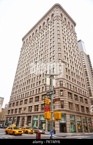 NEW YORK-März 29: Flat Iron Gebäude-Fassade am 29. März 2011. 1902 abgeschlossen, gilt es als eines der ersten skys Stockfoto