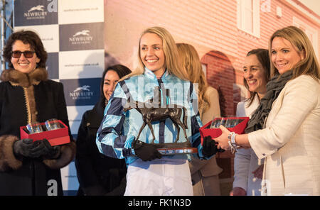 Newbury Racecourse, Berkshire, uk 5. März 2016 die Bloor Häuser unterstützende Muehl Charity Rennen Lucy Boultbee-Brooks sammelt ihre Trophäe Credit: Michael Stevens/Alamy Live News Stockfoto