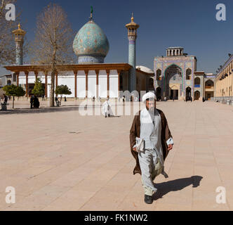 Mullah im Hof des Mausoleum von Shah Charagh, Shiraz, Iran Stockfoto