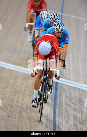 London, UK. 5. März 2016. Aufwärmen vor der 10. Sitzung bei den UCI 2016 Track Cycling World Championships, Lee Valley Velo Park Fahrer. Bildnachweis: Michael Preston/Alamy Live-Nachrichten Stockfoto