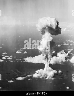 Nukleare Explosion. Schiffe unter dem Atompilz von Operation Crossroads Atomwaffen testen am Bikini-Atoll, Marshall-Inseln, Pazifik im Juli 1946. Stockfoto