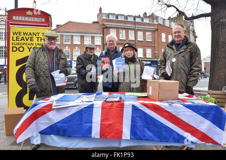 Twickenham, London, UK. 5. März 2016. EU und UKIP Hand Flugblättern zu verlassen. Breitensport, Aktionstag, Kampagne, um die EU verlassen Stockfoto