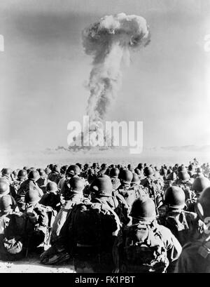 Nukleare Explosion. Truppen aus 11. AB Division vor ein Atompilz aus einem Atomtest Explosion in flache Franzose, Nevada National Security Site, Nevada, USA im November 1951. Stockfoto