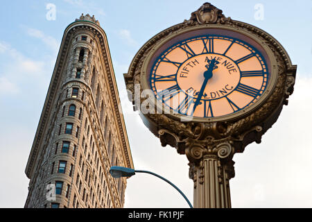 NEW YORK-März 29: Flat Iron Gebäude-Fassade am 29. März 2011. 1902 abgeschlossen, gilt es als eines der ersten skys Stockfoto