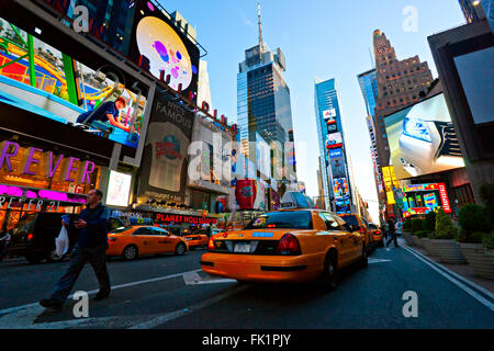 NEW YORK CITY-25 März: Times Square, gekennzeichnet mit Theatern am Broadway und animierte LED Schilder, ist ein Symbol von New York City und Stockfoto