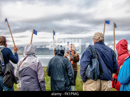 2. August 2015 - Insel Vigur, Westfjorde, Island - eine Reisegruppe auf Vigur Insel in Isafjördur Bucht, Westfjorde, hören Sie eine Anleitung erklären die Notwendigkeit, einen Stock über ihren Köpfen zum Schutz vor aggressiven Küstenseeschwalben, heftig defensive ihre Nester zu halten. Malerische Vigur ist bekannt für Vogelbeobachtung und der Tourismus ist ein wachsender Sektor der Wirtschaft mit Island immer ein beliebtes Touristenziel geworden. (Kredit-Bild: © Arnold Drapkin über ZUMA Draht) Stockfoto