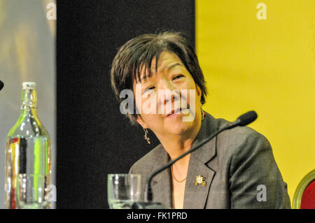 Belfast, Nordirland. 5. März 2016 - ist Anna Lo MLA auf der Jahrestagung der Alliance Party 2016 gratulierte. Bildnachweis: Stephen Barnes/Alamy Live-Nachrichten Stockfoto