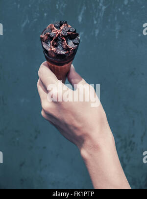 Hand hält Kegel Eis Stockfoto