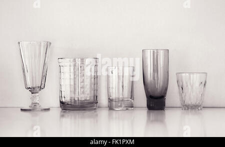 Sammlung von eine alte Weingläser Stockfoto