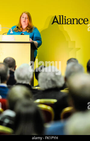 Belfast, Nordirland. 5. März 2016 - Deputy Leader Naomi Long auf der Jahrestagung der Alliance Party 2016. Bildnachweis: Stephen Barnes/Alamy Live-Nachrichten Stockfoto