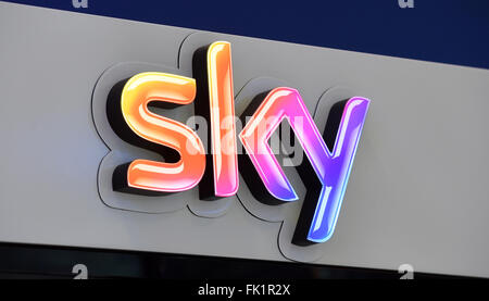 Unterföhring, Deutschland. 15. Februar 2016. Das Logo der Pay-TV-Sender Sky im Bild am Hauptsitz in Unterföhring, Deutschland, 15. Februar 2016. Foto: TOBIAS HASE/Dpa/Alamy Live News Stockfoto