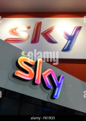 Unterföhring, Deutschland. 15. Februar 2016. Das Logo der Pay-TV-Sender Sky im Bild am Hauptsitz in Unterföhring, Deutschland, 15. Februar 2016. Foto: TOBIAS HASE/Dpa/Alamy Live News Stockfoto