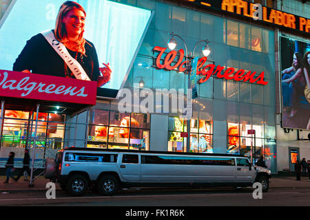 NEW YORK CITY-APRIL 01: Times Square, gekennzeichnet mit Theatern am Broadway und animierte LED Schilder, ist ein Symbol von New York City und Stockfoto