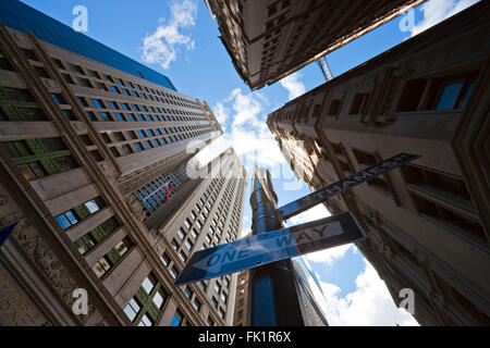 Niedrige Weitwinkelaufnahme der Wolkenkratzer von Manhattan, New York City. Stockfoto
